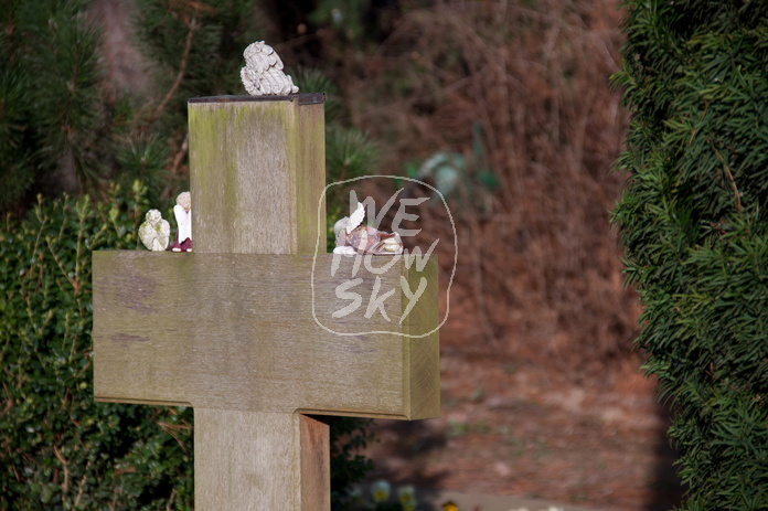 Schlafende Engel auf Grabkreuz