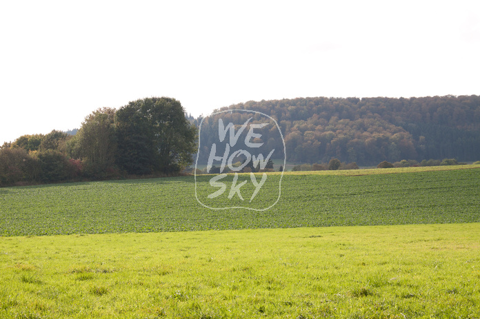 Acker vor Bergrücken