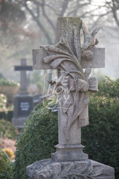 Geschmücktes Grabkreuz
