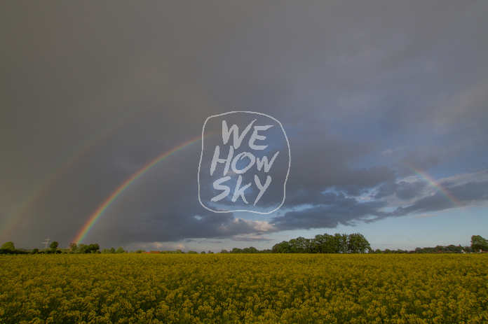 Regenbogen hinter Rapsfeld