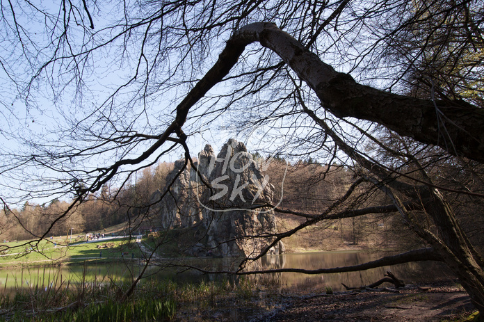Externstein durch Bäume