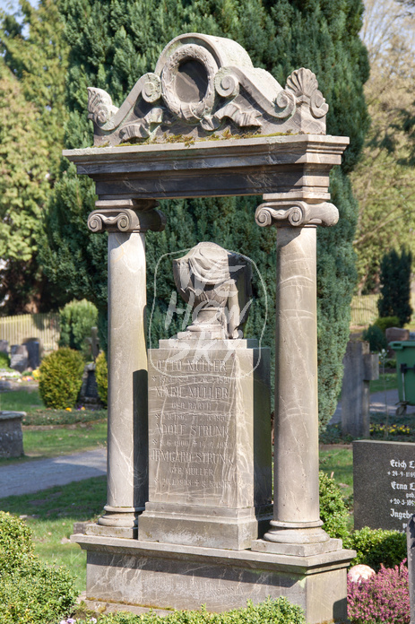 Grabstein mit Säulen