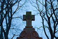 Metallkreuz Friedhofstor