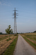 Strommast auf freiem Feld