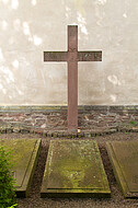 Steinkreuz an Kirchenmauer