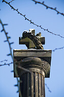 Kreuz auf Säule