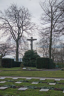 Großes Steinkreuz mit Jesusfigur