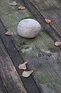 Runder Stein auf Holztisch