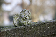 Kleiner Engel auf Grabstein