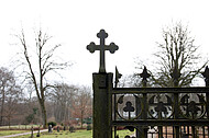 Metallkreuz Friedhofstor