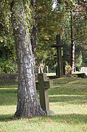 Steinkreuz an Baum