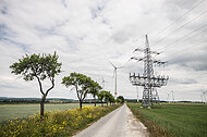 Überlandleitung vor bedecktem Himmel