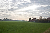 Wolkenhimmel über Bauernhaus