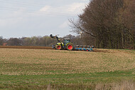 Traktor mit Pflug