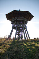 Aussichtsturm im Gegenlicht