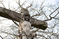 Großes Steinkreuz mit Jesusfigur