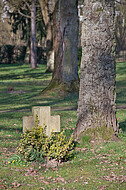 Einzelnes Grabkreuz in der Sonne