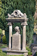 Grabstein mit Säulen