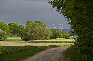 Windräder vor Gewitter