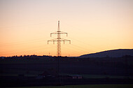 Strommast im Sonnenuntergang