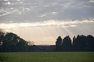 Abendsonne über Bauernhaus