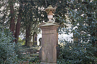 Stele mit Urne