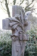 Grabkreuz mit Lilien