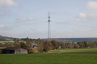 Strommast zwischen Äckern