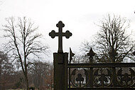 Metallkreuz Friedhofstor