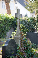 Steinkreuz mit Efeu