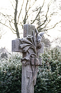 Grabkreuz mit Lilien
