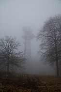 Sendemast im Nebel