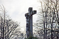 Großes Steinkreuz mit Jesusfigur