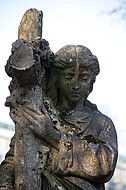 Frauenfigur trägt Kreuz