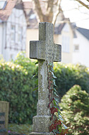 Steinkreuz mit Efeu