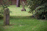 Alte Steinkreuze auf Rasen