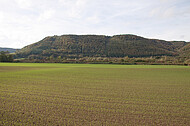 Acker vor Bergrücken