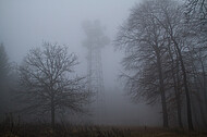 Sendemast im Nebel