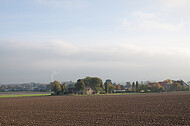 Bauernhaus hinter Acker