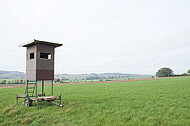 Hochsitz neben Acker