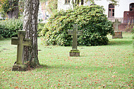Alte Steinkreuze auf Rasen