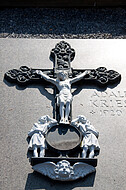 Jesusfigur auf Grabplatte