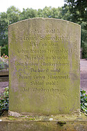 Grabstein mit Inschrift