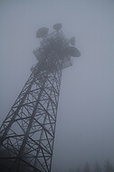 Sendemast im Nebel