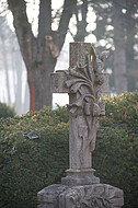 Geschmücktes Grabkreuz