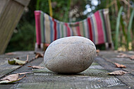 Runder Stein auf Holztisch
