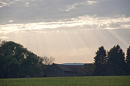 Sonnenuntergang über Bauernhaus