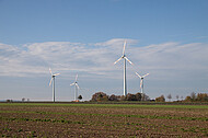 Windräder vor blauem Himmel