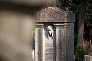 Frauenkopf auf Grabstein