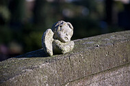 Engelsfigur auf Grabstein